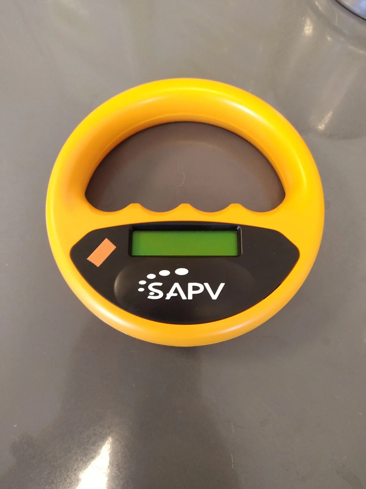 Een gele handscanner voor identificatiechips met een klein groen scherm.