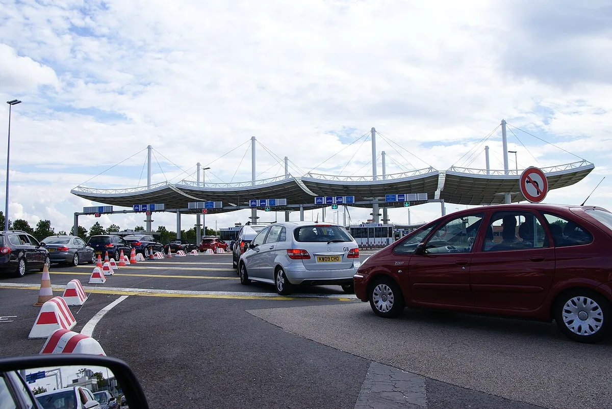 Auto's staan in de rij bij de Franse grenscontrole van de Eurotunnel-terminal in Calais.